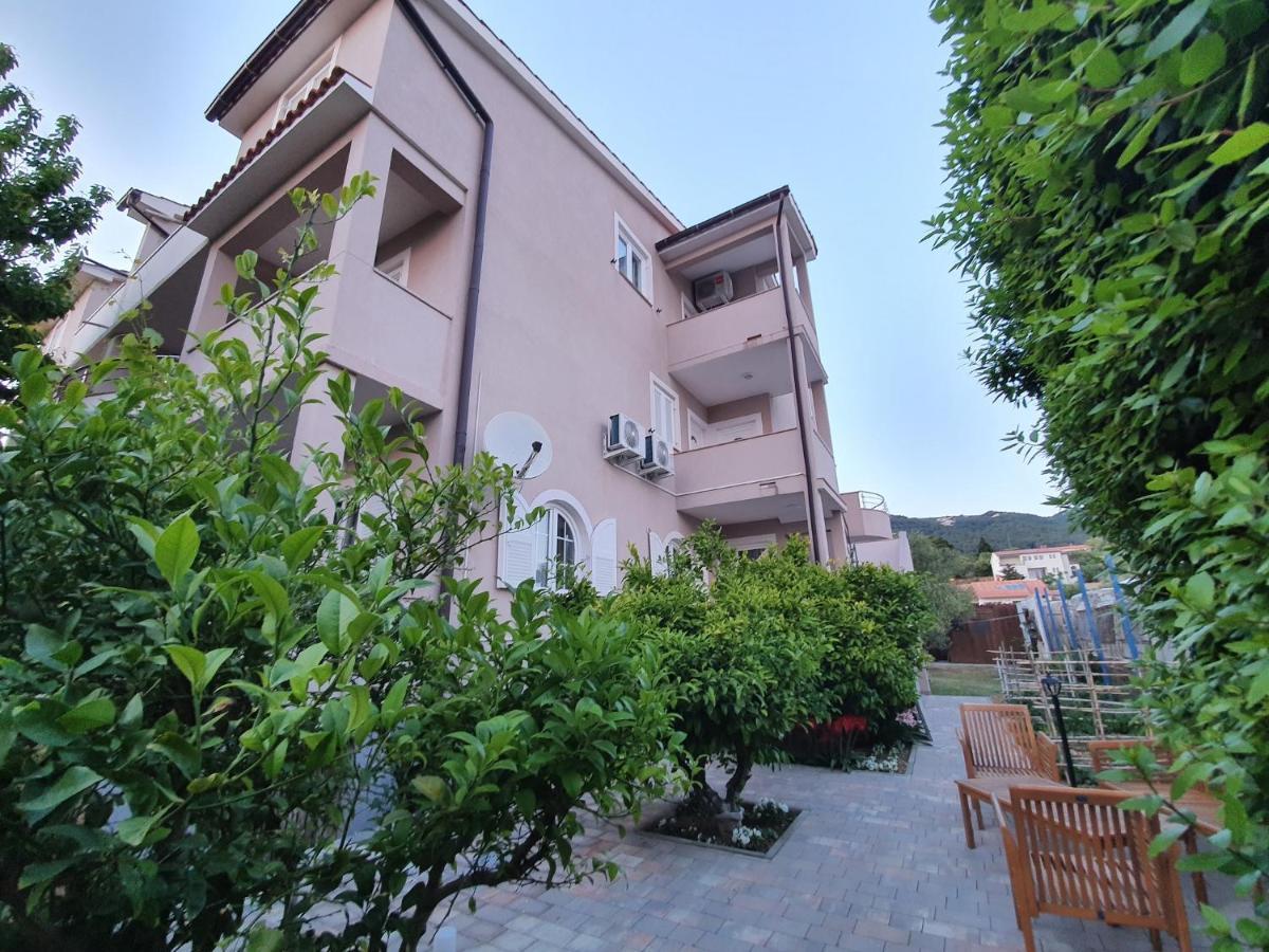 Apartments Leon 2 Banjol Exterior photo